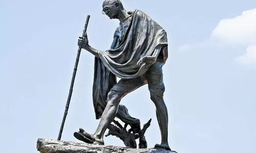 மெட்ரோ ரெயில் பணிக்காக மெரினா காந்தி சிலை இடமாற்றம் மெட்ரோ ரெயில் பணிக்காக மெரினா காந்தி சிலை இடமாற்றம்