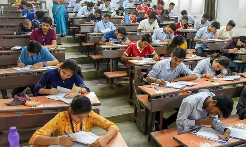 தமிழகம் முழுவதும் குரூப் 2 தேர்வு தொடங்கியது தமிழகம் முழுவதும் குரூப் 2 தேர்வு தொடங்கியது