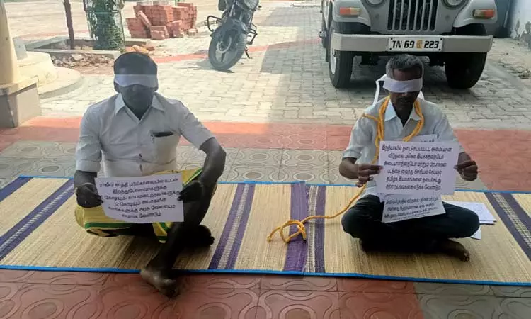 காங்கிரசார் நூதன போராட்டம் காங்கிரசார் நூதன போராட்டம்