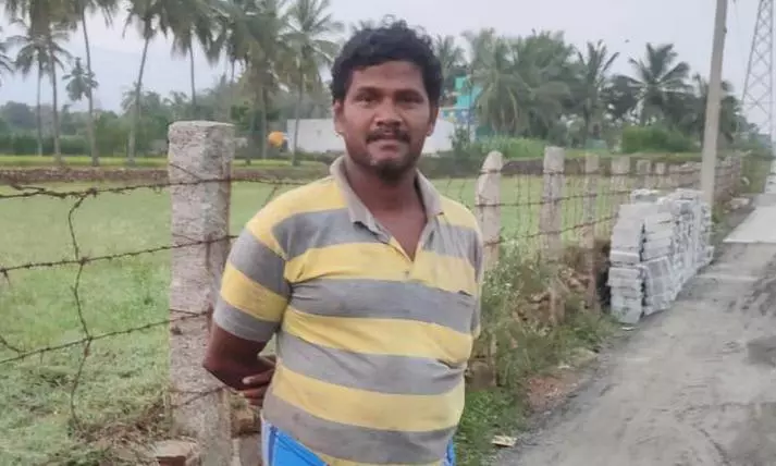 டிராக்டர் கவிழ்ந்து தொழிலாளி பலி டிராக்டர் கவிழ்ந்து தொழிலாளி பலி