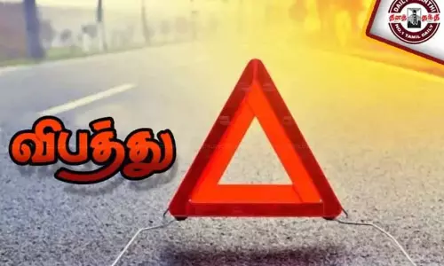 சமையல் எண்ணெய் ஏற்றிச்சென்ற லாரி கவிழ்ந்து விபத்து - வழிந்த எண்ணெயை பிடித்துச்சென்ற மக்கள்..! சமையல் எண்ணெய் ஏற்றிச்சென்ற லாரி கவிழ்ந்து விபத்து - வழிந்த எண்ணெயை பிடித்துச்சென்ற மக்கள்..!