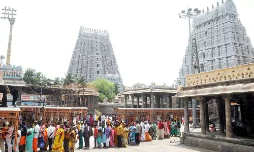 திருவண்ணாமலை அருணாசலேஸ்வரர் கோவிலில் நீண்ட வரிசையில் நின்று பக்தர்கள் சுவாமி தரிசனம்...! திருவண்ணாமலை அருணாசலேஸ்வரர் கோவிலில் நீண்ட வரிசையில் நின்று பக்தர்கள் சுவாமி தரிசனம்...!