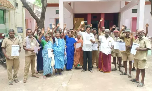 தூய்மை பணியாளர்கள் ஆர்ப்பாட்டம் தூய்மை பணியாளர்கள் ஆர்ப்பாட்டம்