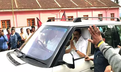 கோத்தகிரி வழியாக சென்னை புறப்பட்டு சென்ற முதல்-அமைச்சர் மு.க.ஸ்டாலினை உற்சாகமாக வழியனுப்பி வைத்த பொதுமக்கள் கோத்தகிரி வழியாக சென்னை புறப்பட்டு சென்ற முதல்-அமைச்சர் மு.க.ஸ்டாலினை உற்சாகமாக வழியனுப்பி வைத்த பொதுமக்கள்