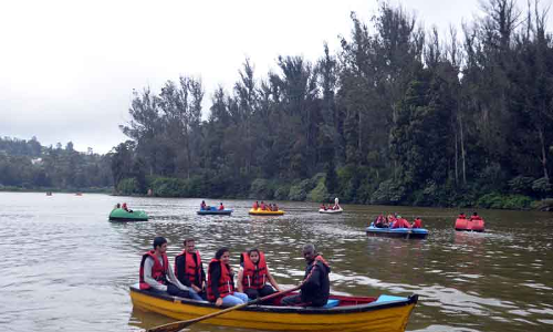 ஊட்டியில் சுற்றுலா பயணிகள் கூட்டம் அலைமோதியது ஊட்டியில் சுற்றுலா பயணிகள் கூட்டம் அலைமோதியது