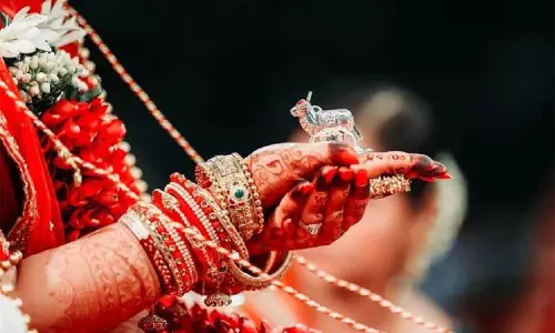 தாலிகட்டும் நேரத்தில் நாடகமாடி திருமணத்தை நிறுத்திய மணமகள் தாலிகட்டும் நேரத்தில் நாடகமாடி திருமணத்தை நிறுத்திய மணமகள்