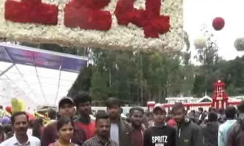 ஊட்டி மலர் கண்காட்சி: மழையை பொருட்படுத்தாமல் கண்டு ரசித்த சுற்றுலா பயணிகள்