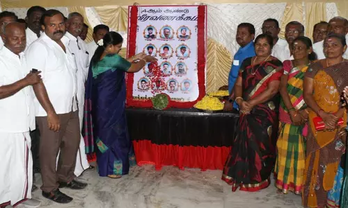 துப்பாக்கி சூட்டில் பலியானவர்களின் உருவப்படங்களுக்கு அரசியல் கட்சியினர் மரியாதை