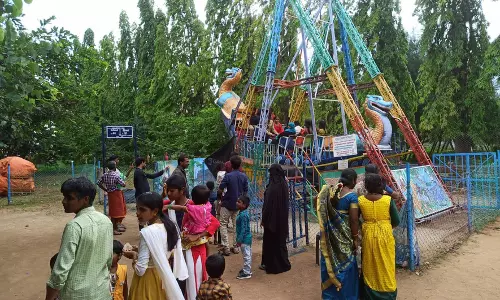 பவானிசாகர் அணை பூங்காவில் குவிந்த சுற்றுலா பயணிகள்