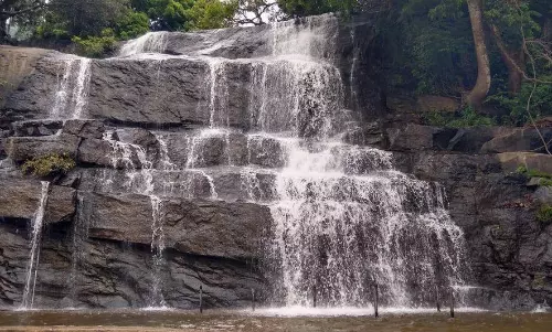 மேகமலை அருவியில் நீர்வரத்து குறைந்தது