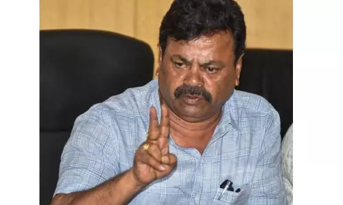 ஓட்டுனர் உரிமம் இல்லாமல் பஸ் ஓட்டிய ரேணுகாச்சார்யா எம்.எல்.ஏ. மீது வழக்கு ஓட்டுனர் உரிமம் இல்லாமல் பஸ் ஓட்டிய ரேணுகாச்சார்யா எம்.எல்.ஏ. மீது வழக்கு