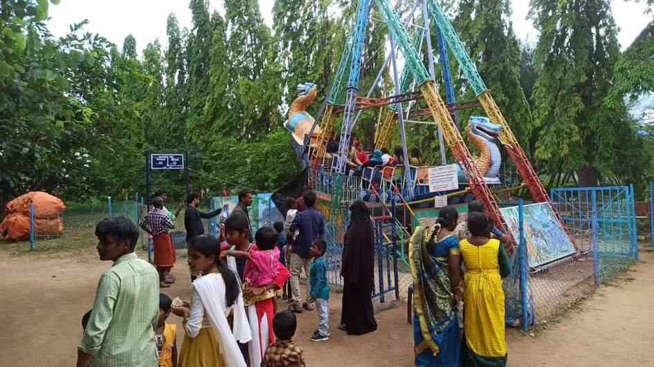 பவானிசாகர் அணை பூங்காவில் குவிந்த சுற்றுலா பயணிகள் பவானிசாகர் அணை பூங்காவில் குவிந்த சுற்றுலா பயணிகள்