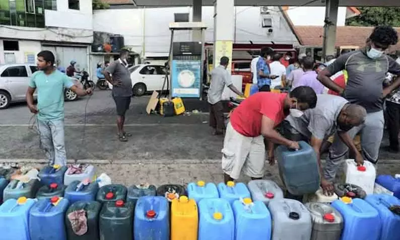 இலங்கையில் பெட்ரோல் பதுக்கலுக்கு எதிராக நாடு தழுவிய வேட்டை இலங்கையில் பெட்ரோல் பதுக்கலுக்கு எதிராக நாடு தழுவிய வேட்டை
