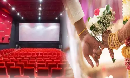 ஆன்லைன் திருமணம்: அமெரிக்கா செல்ல விசா கிடைக்காததால் தியேட்டரில் வீடியோ கான்பரன்ஸ் மூலம் வாழ்த்திய பெற்றோர்..! ஆன்லைன் திருமணம்: அமெரிக்கா செல்ல விசா கிடைக்காததால் தியேட்டரில் வீடியோ கான்பரன்ஸ் மூலம் வாழ்த்திய பெற்றோர்..!