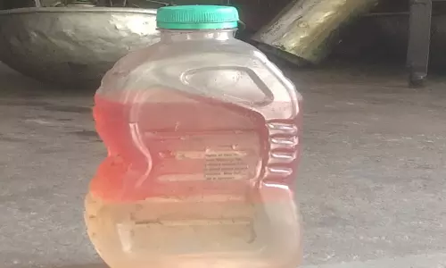 பெட்ரோலில் தண்ணீர் கலப்படம் - நடுரோட்டில் பழுதாகி நின்ற இருசக்கர வாகனங்கள்...!