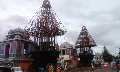 திருநள்ளாறு சனீஸ்வரர் கோவில் பிரமோற்சவ விழா; தேர் அலங்கரிக்கும் பணி தீவிரம் திருநள்ளாறு சனீஸ்வரர் கோவில் பிரமோற்சவ விழா; தேர் அலங்கரிக்கும் பணி தீவிரம்