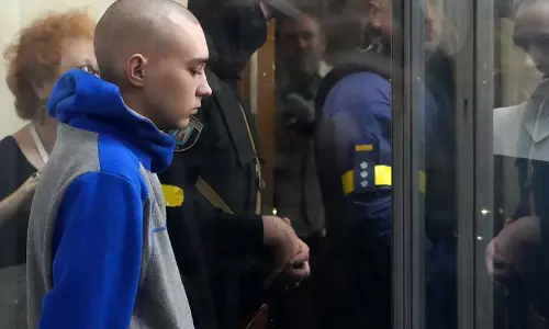 போர்க் குற்றவாளியாக கைது செய்யப்பட்ட ரஷிய வீரருக்கு வாழ்நாள் சிறைத் தண்டனை! உக்ரைன் கோர்ட்டு தீர்ப்பு