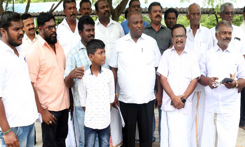 ஸ்ரீவைகுண்டம் அரசு ஆஸ்பத்திரியில் டாக்டர்கள் 24 மணி நேரமும் பணியாற்ற நடவடிக்கை எடுக்க கலெக்டர் அலுவலகத்தில் மனு கொடுக்கப்பட்டது. ஸ்ரீவைகுண்டம் அரசு ஆஸ்பத்திரியில் டாக்டர்கள் 24 மணி நேரமும் பணியாற்ற நடவடிக்கை எடுக்க கலெக்டர் அலுவலகத்தில் மனு கொடுக்கப்பட்டது.