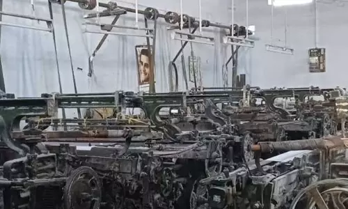 வெண்ணந்தூர் பகுதியில்  நூல் விலை உயர்வை கண்டித்து விசைத்தறி உரிமையாளர்கள் வேலைநிறுத்தம்  குறைதீர்க்கும் கூட்டத்தில் மனு