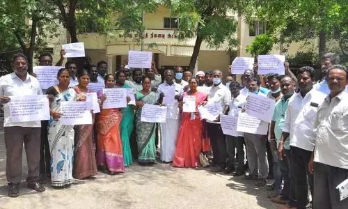 நீரோடையில் குப்பைகள் கொட்டுவதால் மாசுபடும் குடிநீர் நீரோடையில் குப்பைகள் கொட்டுவதால் மாசுபடும் குடிநீர்