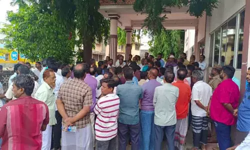 தென்காசி நகராட்சி அலுவலகத்தை வியாபாரிகள் முற்றுகை தென்காசி நகராட்சி அலுவலகத்தை வியாபாரிகள் முற்றுகை