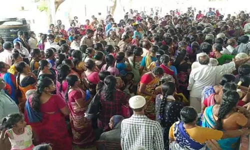தென்காசி கலெக்டர் அலுவலகத்தில் மனு கொடுக்க குவிந்த பொதுமக்கள் தென்காசி கலெக்டர் அலுவலகத்தில் மனு கொடுக்க குவிந்த பொதுமக்கள்