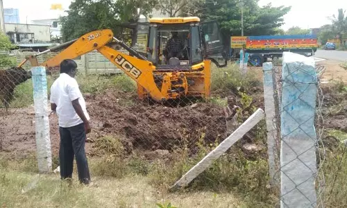 தியாகதுருகம் பகுதியில் குடிநீர் குழாய் உடைப்பை சரிசெய்த அதிகாரிகள் தியாகதுருகம் பகுதியில் குடிநீர் குழாய் உடைப்பை சரிசெய்த அதிகாரிகள்