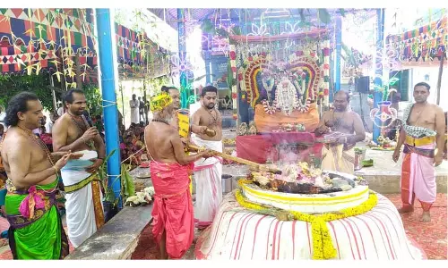 காட்டுமன்னார்கோவில் அருகே  சிவலோகநாதர் கோவிலில் நவசண்டி யாக பூஜை