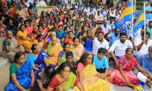 நெல்லை கலெக்டர் அலுவலகம் முன் உறவினர்கள் சாலை மறியல் நெல்லை கலெக்டர் அலுவலகம் முன் உறவினர்கள் சாலை மறியல்