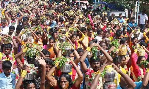 பக்தர்கள் பால்குடம் எடுத்து,தீ மிதித்து நேர்த்திக்கடன் செலுத்தினர் பக்தர்கள் பால்குடம் எடுத்து,தீ மிதித்து நேர்த்திக்கடன் செலுத்தினர்