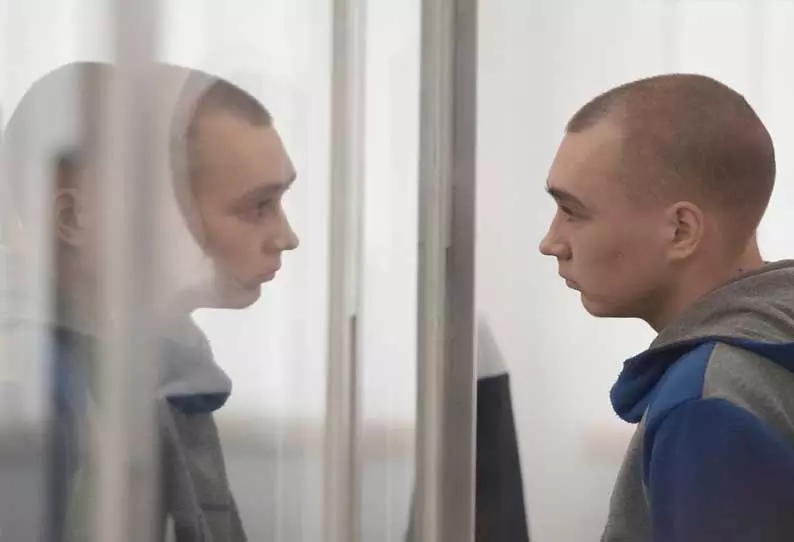 உக்ரைன் போர்க்குற்ற விசாரணையில் ரஷிய ராணுவ வீரருக்கு ஆயுள் தண்டனை விதிக்கப்பட்டு உள்ளது உக்ரைன் போர்க்குற்ற விசாரணையில் ரஷிய ராணுவ வீரருக்கு ஆயுள் தண்டனை விதிக்கப்பட்டு உள்ளது