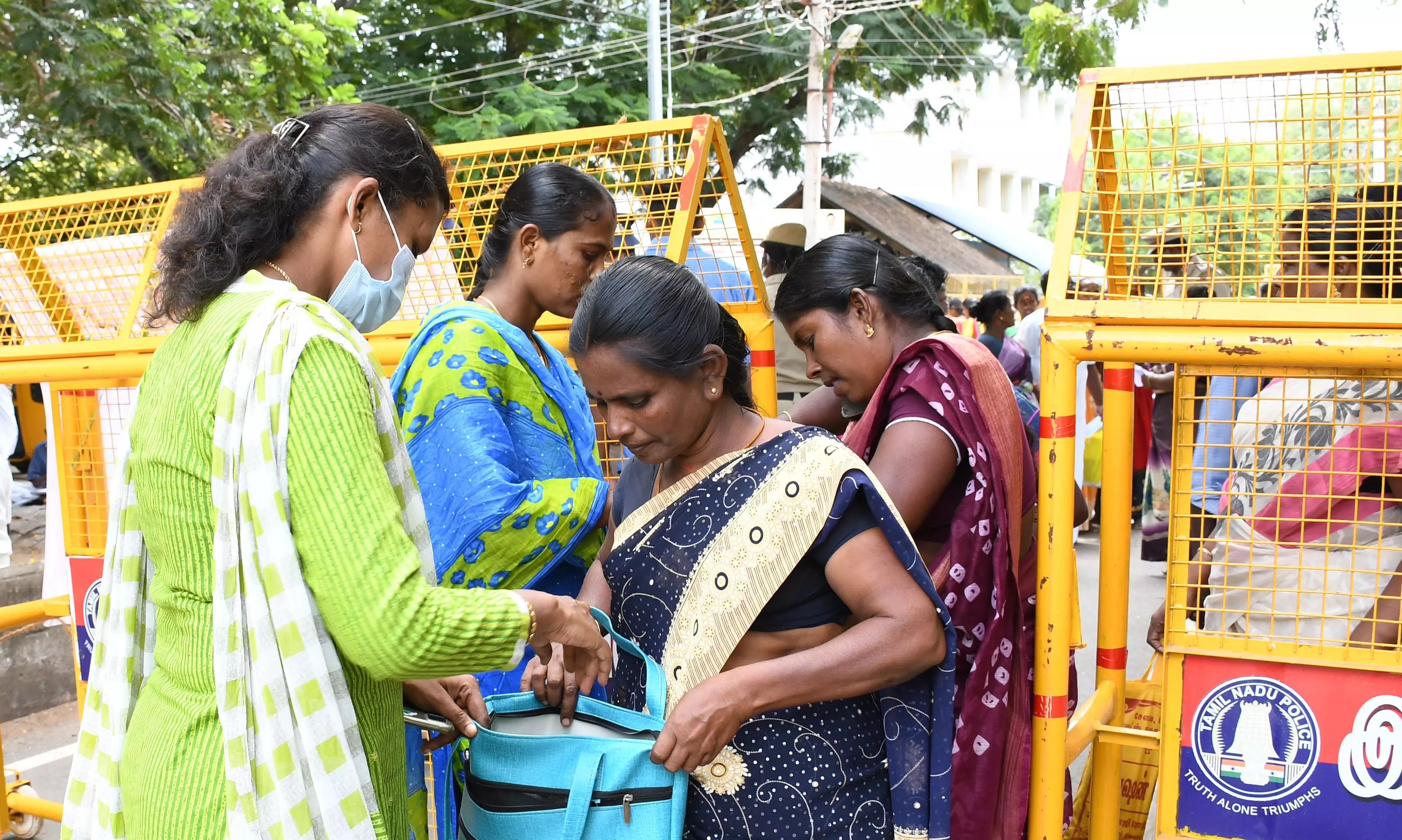 பலத்த சோதனைக்கு பிறகு பொதுமக்கள் கலெக்டர் அலுவலகத்துக்கு அனுமதி