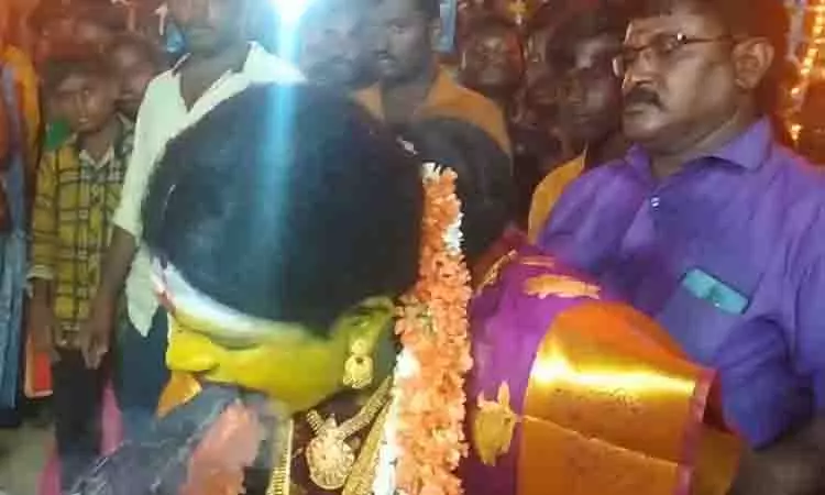 எரியும் கொள்ளிக்கட்டையை பூசாரி விழுங்கும் வினோத நிகழ்ச்சி