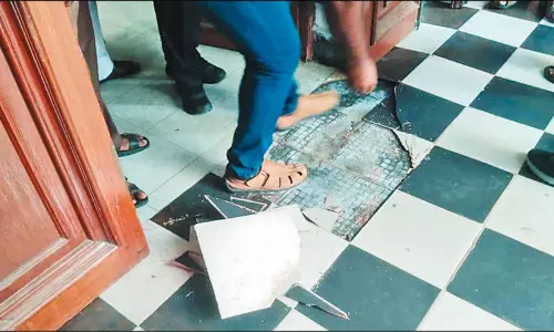 சென்னை தலைமைச் செயலகத்தில் பலத்த சத்தத்துடன் விரிசல் விட்ட டைல்ஸ்