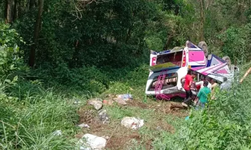 மூணார்:  சுற்றுலா வந்த வேன் கவிழ்ந்து விபத்து - 12 பேர் படுகாயம்