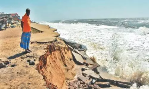 நெம்மேலி குப்பத்தில் கடல் அரிப்பால் அம்மன் கோவில் சேதம் நெம்மேலி குப்பத்தில் கடல் அரிப்பால் அம்மன் கோவில் சேதம்