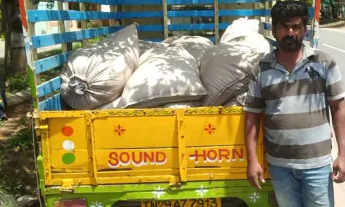 சரக்கு வாகனத்தில் கடத்தப்பட்ட 22 மூட்டை ரேஷன் அரிசி சிக்கியது சரக்கு வாகனத்தில் கடத்தப்பட்ட 22 மூட்டை ரேஷன் அரிசி சிக்கியது