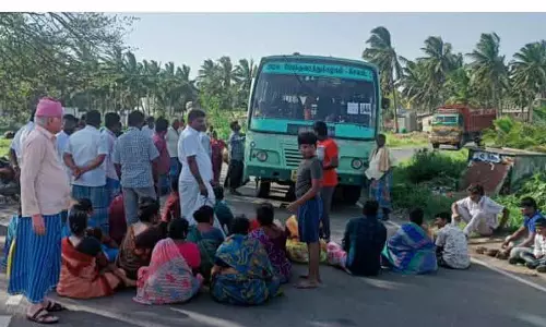 மயானத்துக்கு இடம் கேட்டு கிராம மக்கள் சாலைமறியல் மயானத்துக்கு இடம் கேட்டு கிராம மக்கள் சாலைமறியல்