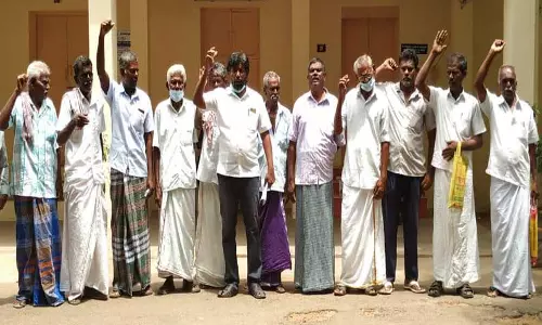 கோவில்பட்டி உதவி கலெக்டர் அலுவலகத்தை விவசாய சங்கத்தினர் முற்றுகை கோவில்பட்டி உதவி கலெக்டர் அலுவலகத்தை விவசாய சங்கத்தினர் முற்றுகை