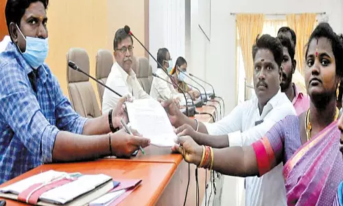 காஞ்சீபுரம் கலெக்டர் அலுவலக வளாகத்தில் பொதுமக்கள் குறைதீர்க்கும் நாள் கூட்டம்