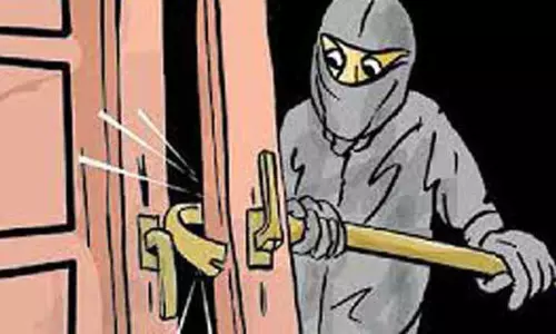 விளாத்திகுளம் அருகே வியாபாரி வீடுபுகுந்து 10½ பவுன் நகை, ரூ.3 லட்சம் கொள்ளை விளாத்திகுளம் அருகே வியாபாரி வீடுபுகுந்து 10½ பவுன் நகை, ரூ.3 லட்சம் கொள்ளை