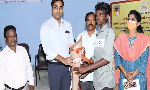 தூத்துக்குடியில் 42 மாற்றுத்திறனாளிகளுக்கு நலத்திட்ட உதவிகளை கலெக்டர் செந்தில்ராஜ் வழங்கினார் தூத்துக்குடியில் 42 மாற்றுத்திறனாளிகளுக்கு நலத்திட்ட உதவிகளை கலெக்டர் செந்தில்ராஜ் வழங்கினார்