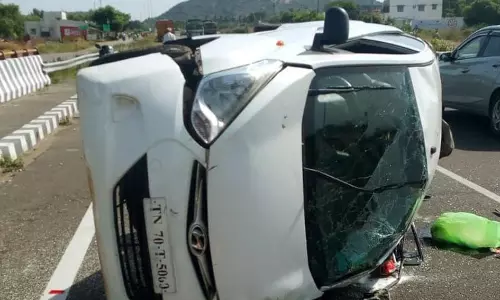 கார் கவிழ்ந்து பெண் பலி; கணவர், மகன் படுகாயம்