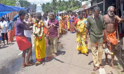 தேர்த்திருவிழாவையொட்டி  சூலக்கல் மாரியம்மன் கோவிலில் சிறப்பு வழிபாடு-  அலகு குத்தி பக்தர்கள் நேர்த்திக்கடன்