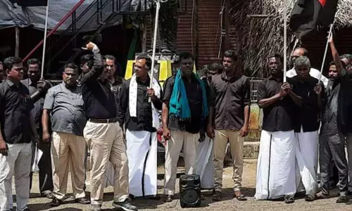 திராவிடர் கழகத்தினர் ஆர்ப்பாட்டம் திராவிடர் கழகத்தினர் ஆர்ப்பாட்டம்