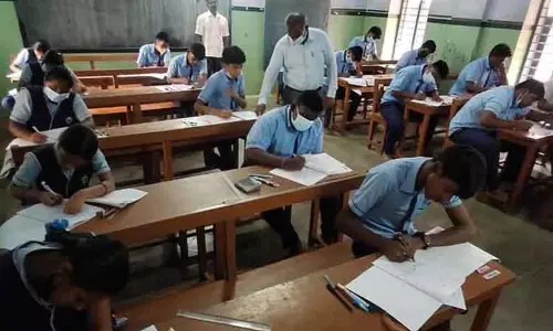 10-ம் வகுப்பு கணிதத்தேர்வு 45,618 மாணவர்கள் ஆப்சென்ட் - தேர்வுத்துறை தகவல்