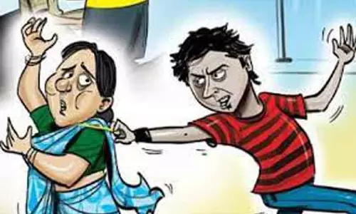 மூதாட்டியிடம் நூதன முறையில் 4 பவுன் நகை பறிப்பு மூதாட்டியிடம் நூதன முறையில் 4 பவுன் நகை பறிப்பு