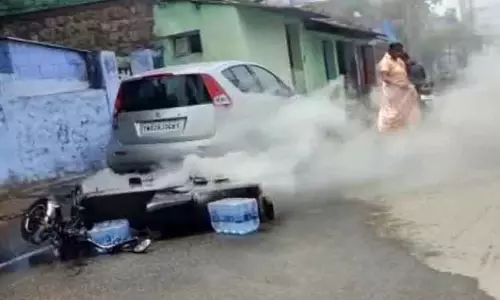 எலக்ட்ரிக் மோட்டார் சைக்கிள் திடீரென தீப்பிடித்து எரிந்ததால் பரபரப்பு எலக்ட்ரிக் மோட்டார் சைக்கிள் திடீரென தீப்பிடித்து எரிந்ததால் பரபரப்பு