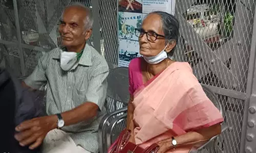 லிப்ட்டில் சிக்கிய கேரள தம்பதி