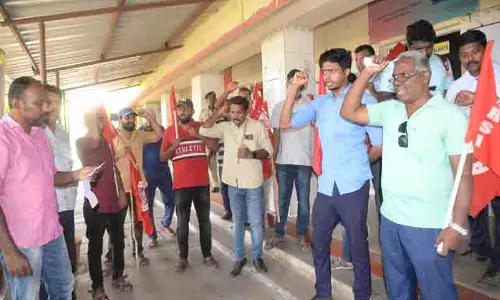 ஈரோட்டில் ரெயில் என்ஜின் டிரைவர்கள் ஆர்ப்பாட்டம்